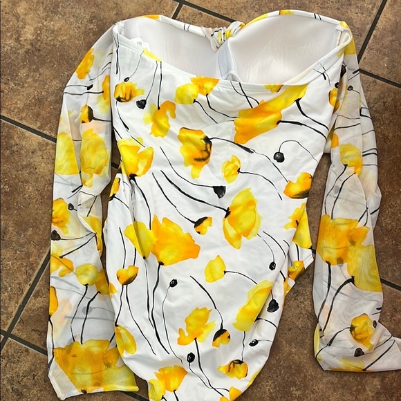 Jantzen Floral Yellow and White Swimsuit Size 16 Long Sleeved - Picture 3 of 4